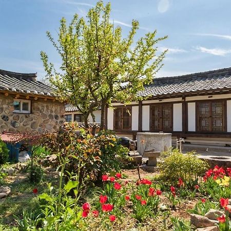 Gyeongju Stone Lantern Home Hanok Stay Exterior photo