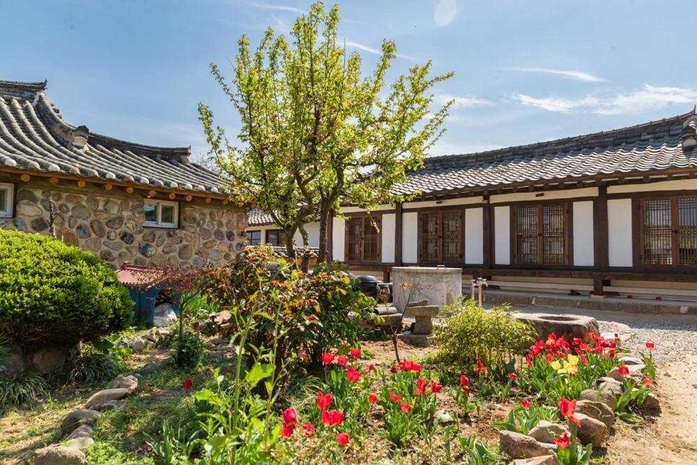 Gyeongju Stone Lantern Home Hanok Stay Exterior photo