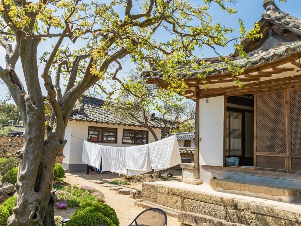 Gyeongju Stone Lantern Home Hanok Stay Exterior photo