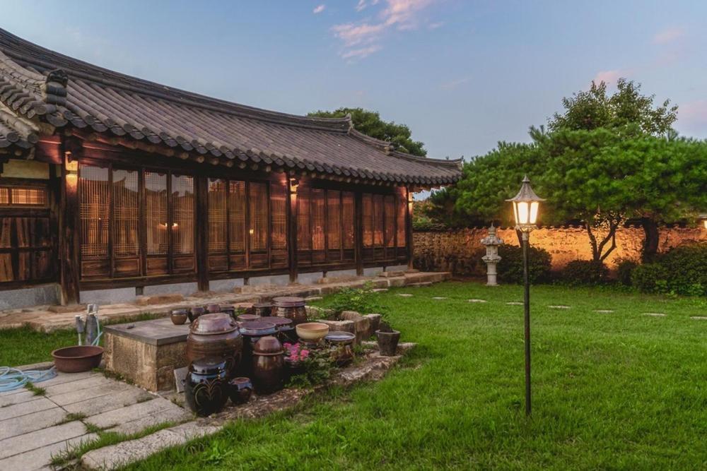 Gyeongju Stone Lantern Home Hanok Stay Exterior photo